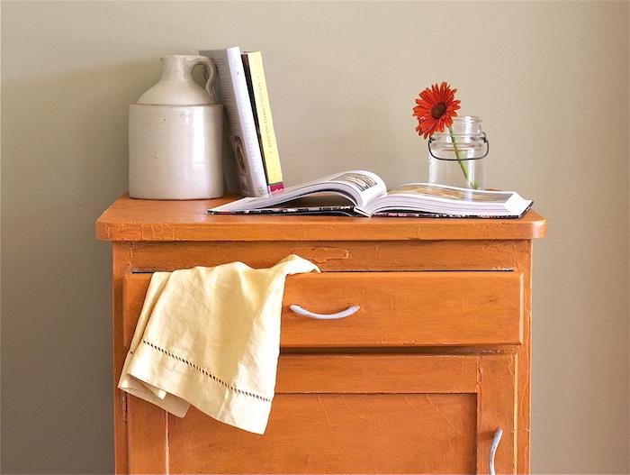 Oranžová skrinka na maľovanie kuchynskej linky, premena drevenej skrinky, sfarbenie nábytku, nápad na jednoduchý vintage dekor