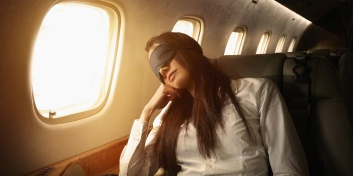 Podnikateľka z Pacific Islander spiaca súkromným lietadlom