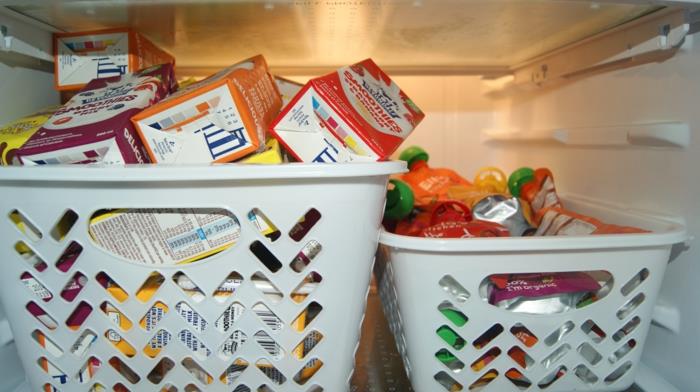 صندوقان بلاستيكيان رماديان بأحجام مختلفة ، صغير وكبير لتخزين المنتجات الغذائية في الثلاجة ، حل تخزين موفر للمساحة ، وحدة تخزين المطبخ