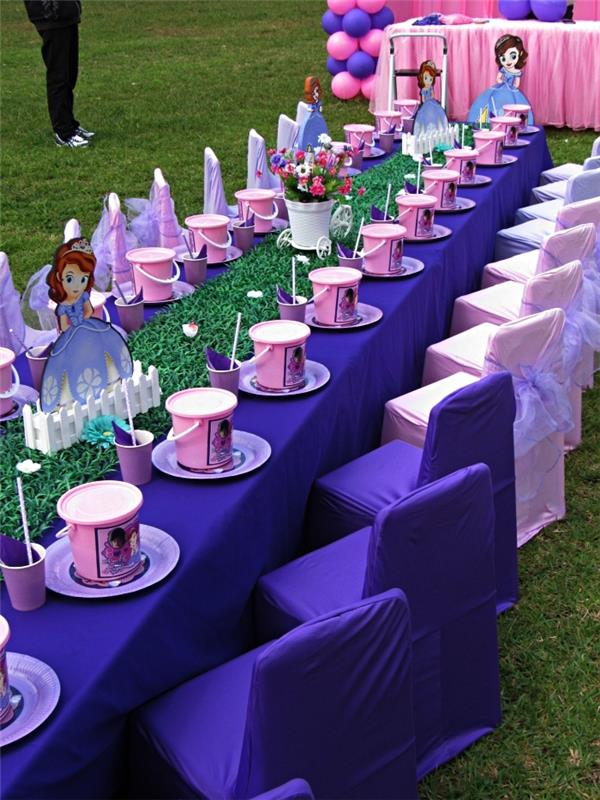 födelsedag tabla deco i rosa och lila på prinsessans tema dekorerat med gräsbordslöpare och pappprinsessor