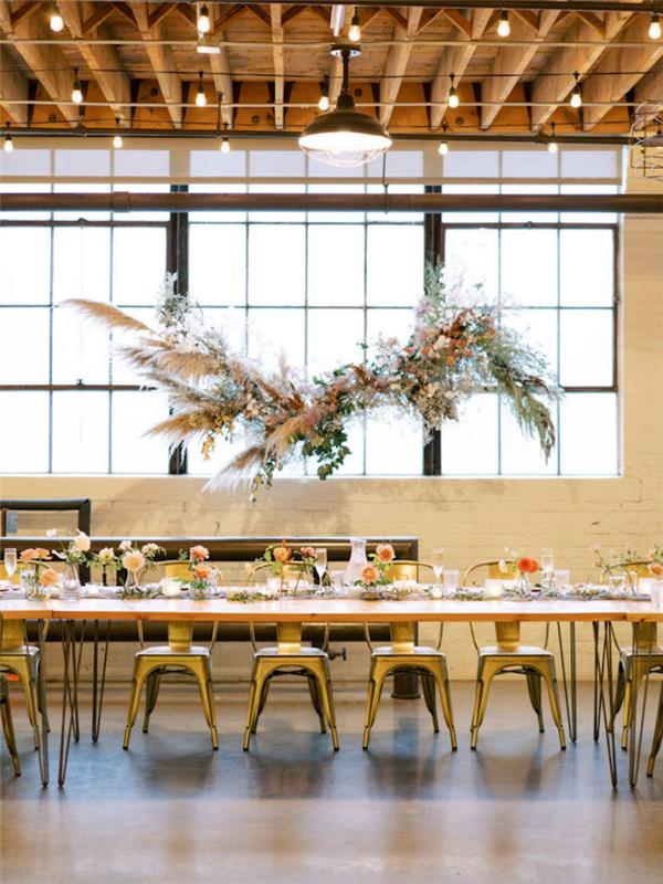 nápady na priemyselnú svadobnú výzdobu v továrni, priemyselný svadobný stôl a stoličky