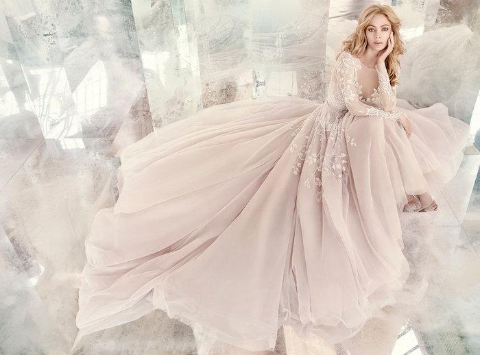 مثال على فستان زفاف وردي فاتح أصلي مع بلوزة بأكمام زهرية وتنورة زهرية خيالية