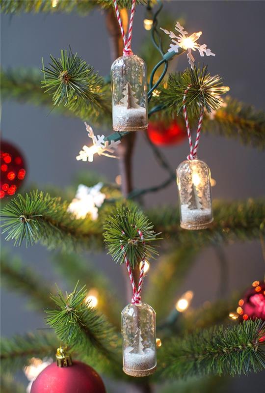 mini závesný sklenený zvonček so vzorom vianočnej výplaty