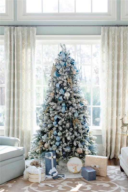 idé hur man dekorerar en julgran i havet med ornament i blått och silver, vattenlevande julgransdekoration