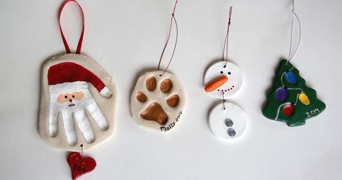 Vianočné ozdobné predmety v slanej paste na vianočnú tému so snehuliakom na strome Santa Clausa a detskou maľbou