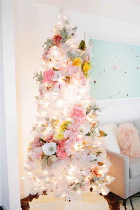 konstgjord julgransmodell med vita grenar dekorerade med ljus och blommig krans, idé hur man dekorerar ett träd