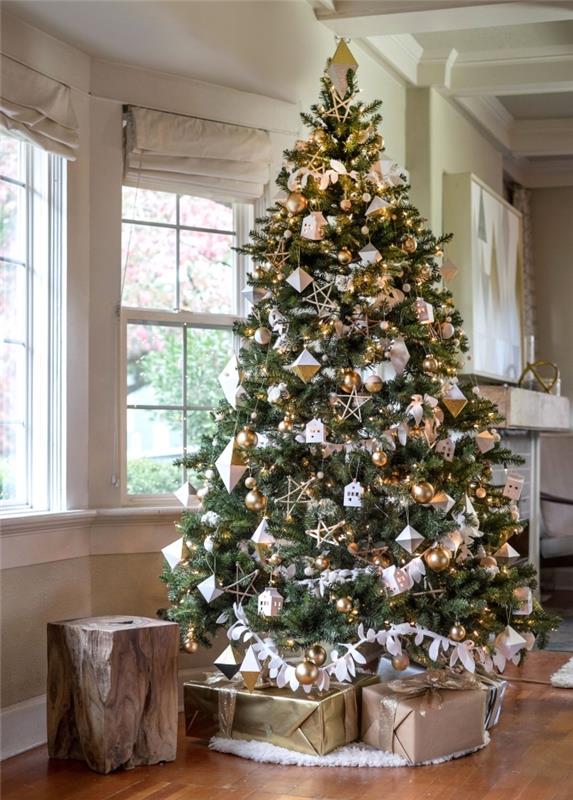 exempel hur man dekorerar ett stort naturligt julgran med DIY -papperskrans och guldbollar av metall