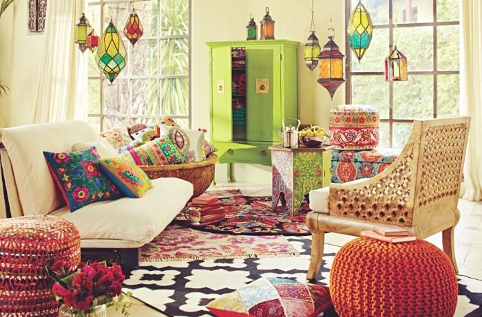 modely marockých závesných lámp s farebným mozaikovým dizajnom, tradičným dekorom obývačky s etnickými vankúšmi a predložkami