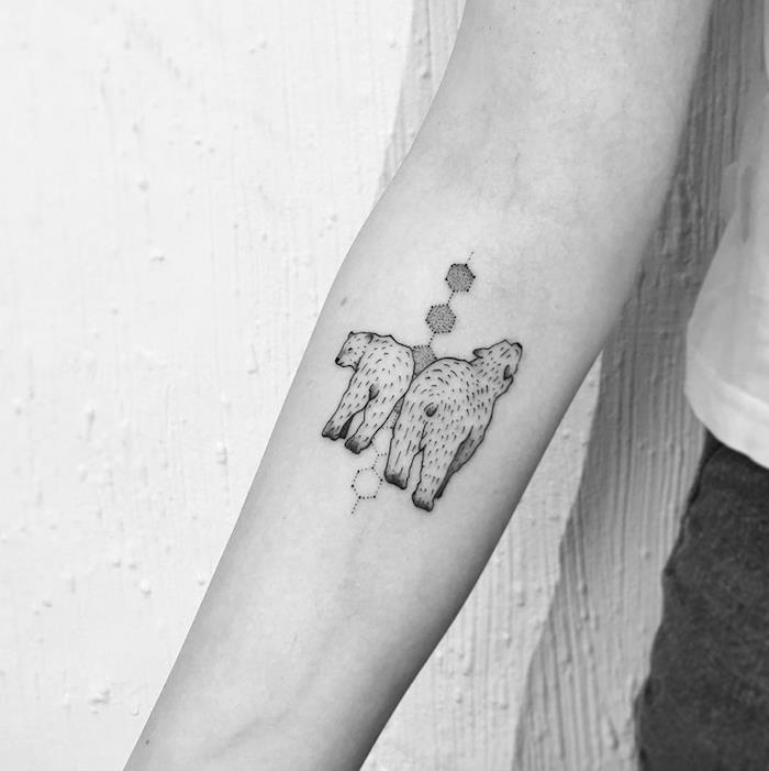 animatatuering, vit isbjörn och sexkantiga geometriska former på en kvinnas arm