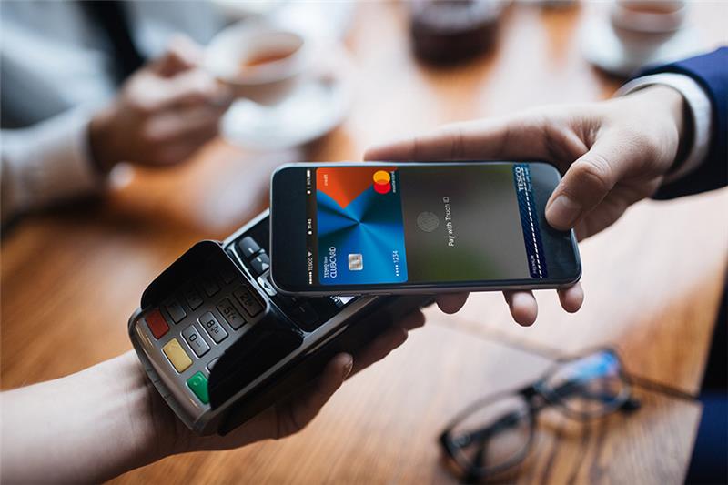kreditkort i mobilen hur man betalar för lunch med sin mobiltelefon