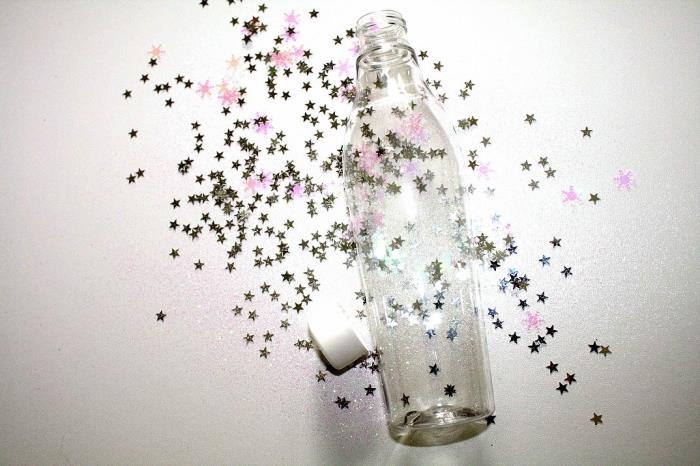 hur man förvandlar en glasflaska till en montessori -leksak, exempel på en vattenflaska fylld med glitter
