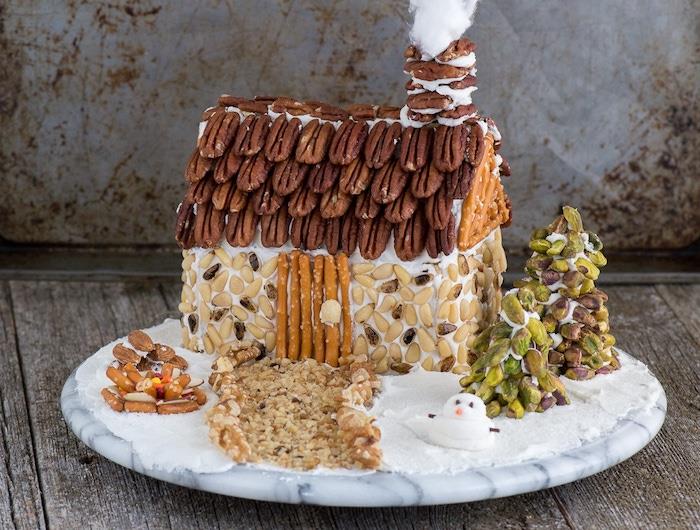 Friska hemlagade pepparkakor dekorerade med frön, nötter och kringlor, små pistaschgranar, original julkaka