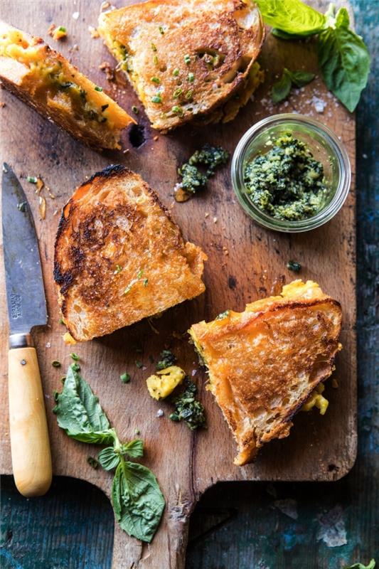 ľahké a rýchle večerné jedlo, pripravte toast so syrom a praženicou, ochutené domácim zeleným pestom