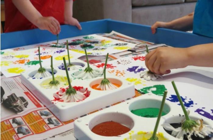 أطفال يرسمون بالورود ، يد في أنشطة ، طلاء برتقالي وأحمر ، أصفر وأرجواني
