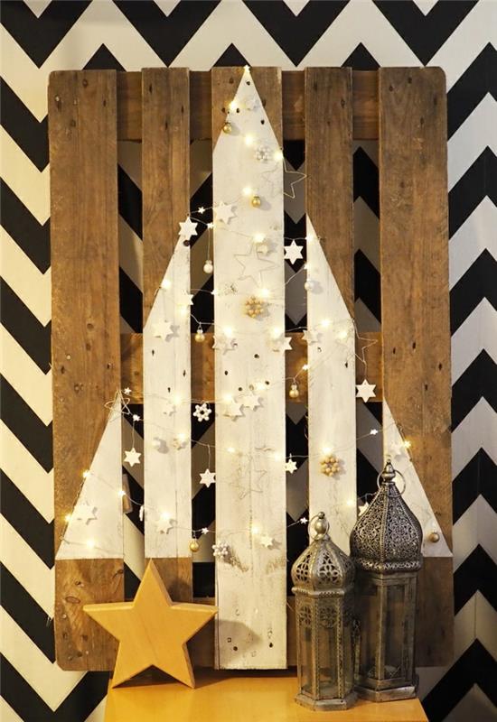 biela ozdoba vianočného stromčeka, dve marocké lampáše, žltá hviezda, tapeta z rybej kosti, veniec malých hviezd