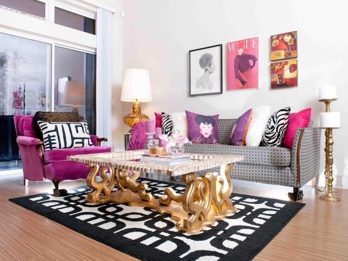sovrumsmålning, grå soffa med geometriska mönster, sammet fåtölj i mörkrosa nyans, soffbord med gyllene scrollwork -dekoration