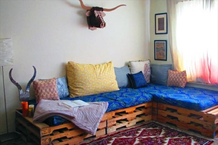 Idea arredamento con bancali, soggiorno con divano in palet e materasso di colore blu