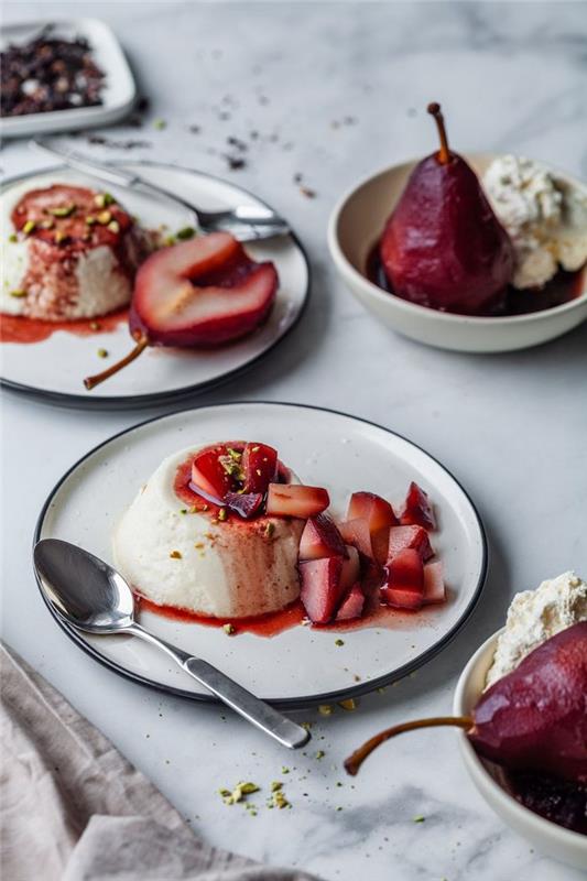 hemlagad panacaota serverad med pocherad päron med kardemumnexempel höstdessert med säsongens frukter