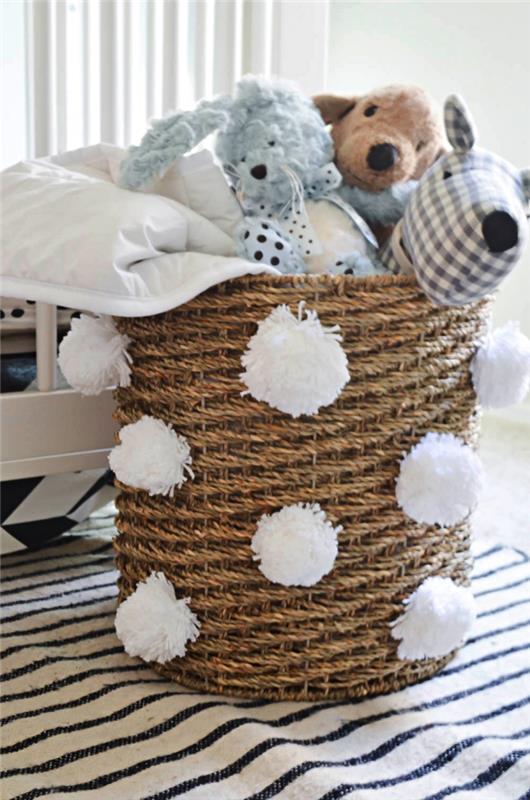 prútený úložný košík zdobený pomenou bielou vlnou na uloženie obľúbených plyšových hračiek vášho dieťaťa