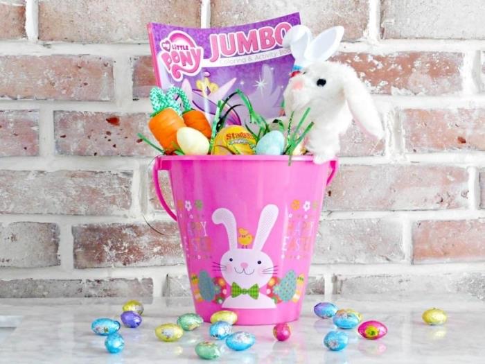 hur man dekorerar en plasthink med påskklistermärken med ägg och kaniner, påskkorgidé för barn