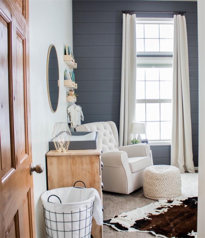 príklad dekorácie spálne pre novorodenca s bielou stenou a stenou v antracitovo šedej farbe, dispozície s bielym a dreveným nábytkom