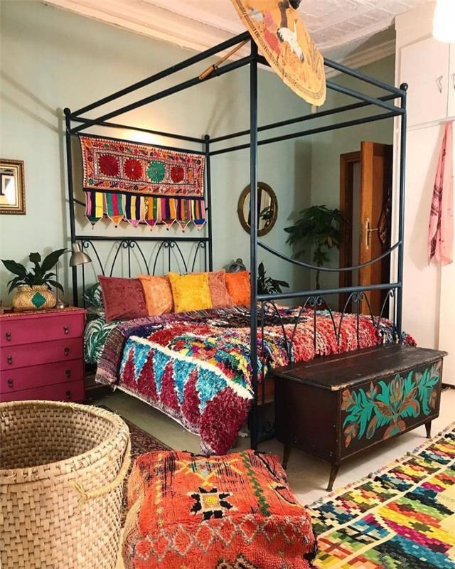 aký trendový obraz 2019 do spálne, dekorácia v cigánskom štýle v spálni s veľkou posteľou z tepaného železa a orientálnym čelom