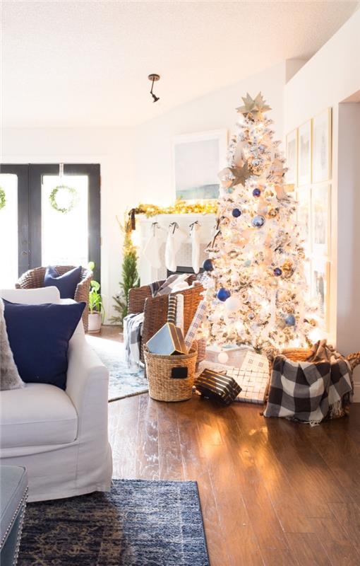 idé vilka färger som ska kombineras för dekoration av ett vitt julgran, julgransdekorationsidé i vitt med blå accenter
