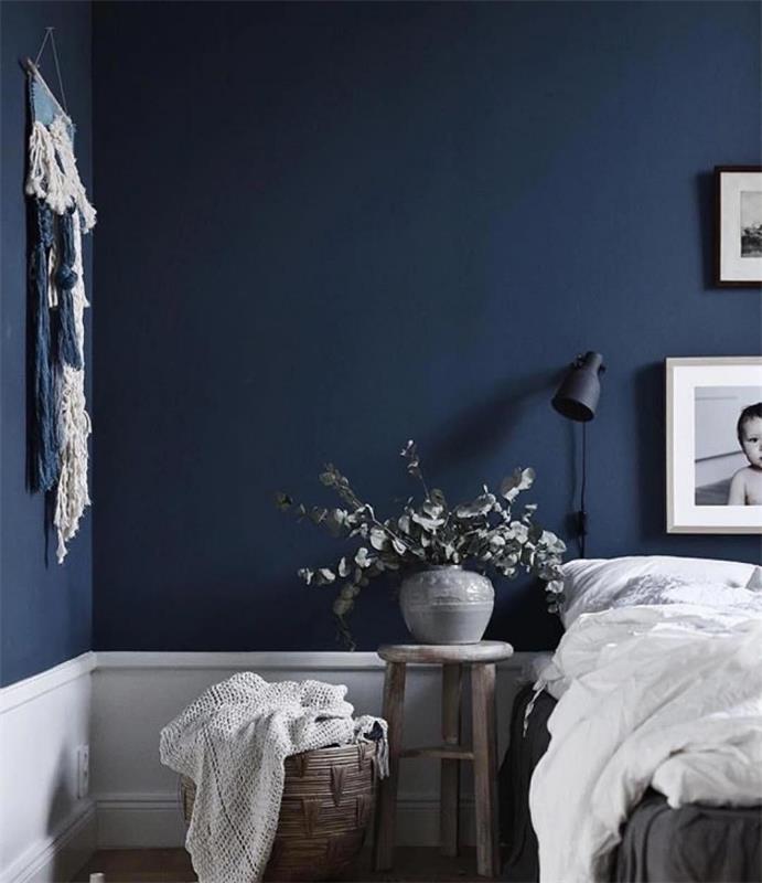 moderný farebný nápad spálne pre dospelých, minimalistická dekorácia miestnosti s tmavomodrými stenami s bielymi a sivými predmetmi