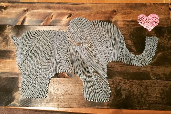 nápad, ako vyzdobiť detskú izbu pekným tmavým dreveným panelom vyrobeným ručne zo sivého drôtu v tvare slona