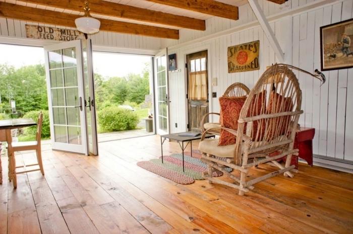 príklad transformácie stodoly na obydlie s elegantnou vidieckou verandou, záhradným nábytkom z ratanového dreva