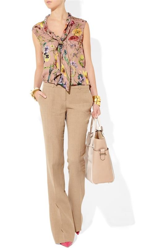 hur man klär sig, kvinna i eleganta beige byxor och ärmlös skjorta med mångfärgad blommönster