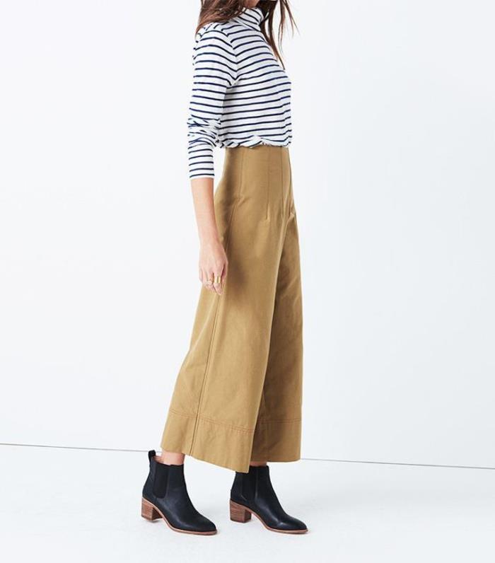elegantný a vintage vzhľad s dámskymi nohavicami khaki nohavičiek a pruhovaným rolákovým svetrom