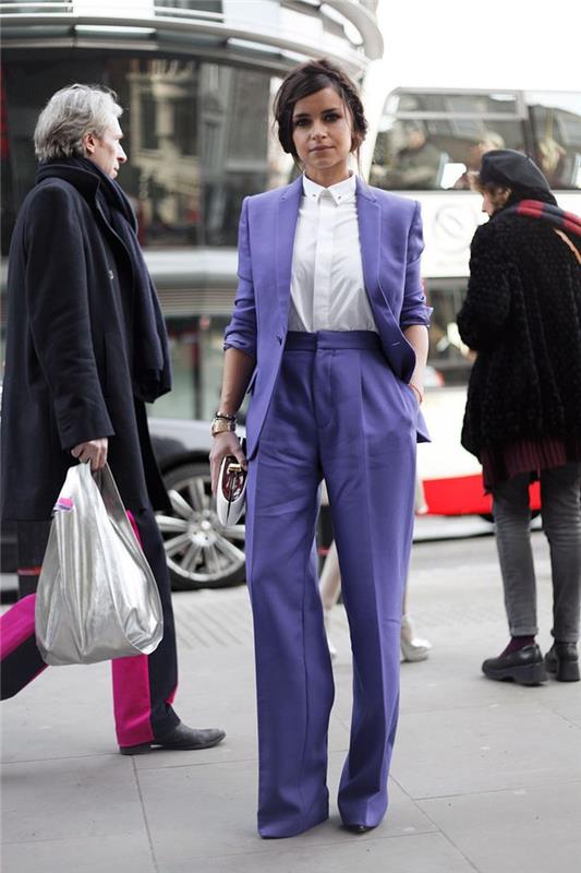 elegant silhuett med chic lila dambyxor med hög midja som bärs med en vit skjorta inslagen och en monterad jacka i samma trendiga färg