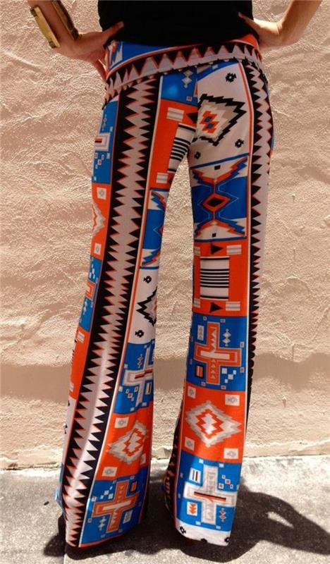 vita flytande byxor i etnisk chic stil, outfit med geometriska mönster i blått och orange