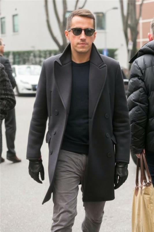 hur man ska vara elegant man, avslappnad chic outfitidé med svart blus i kombination med gråa byxor och mörkgrå kappa