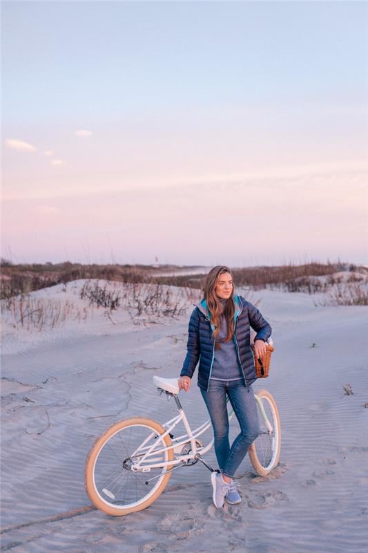 Vit tennis kvinna rese outfit bekväm semester outfit basket outfit kvinna klädd för att gå till stranden våren jeans och sportig jacka