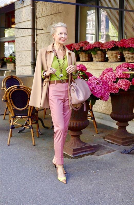 ružové nohavice zelená košeľa béžový kabát ružová kabelka originálny náhrdelník farebný vzhľad žena 60 rokov