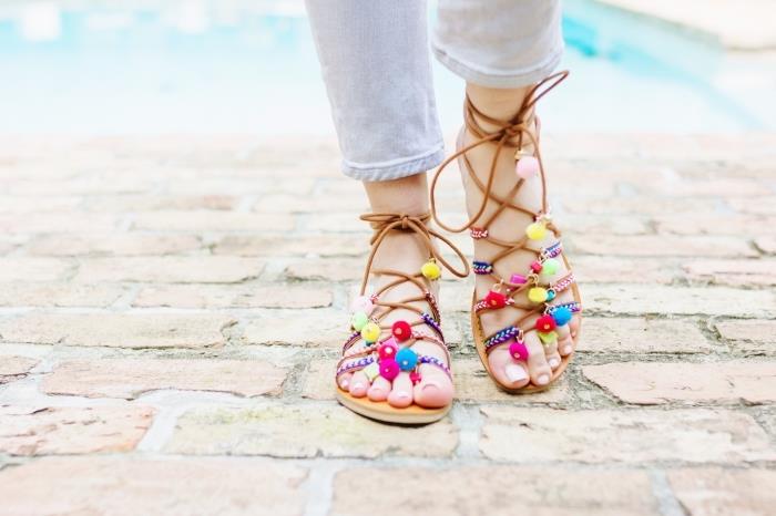 nápad na prispôsobené boho chic letné topánky, pár letných sandálov zdobených mini farebnými strapcami