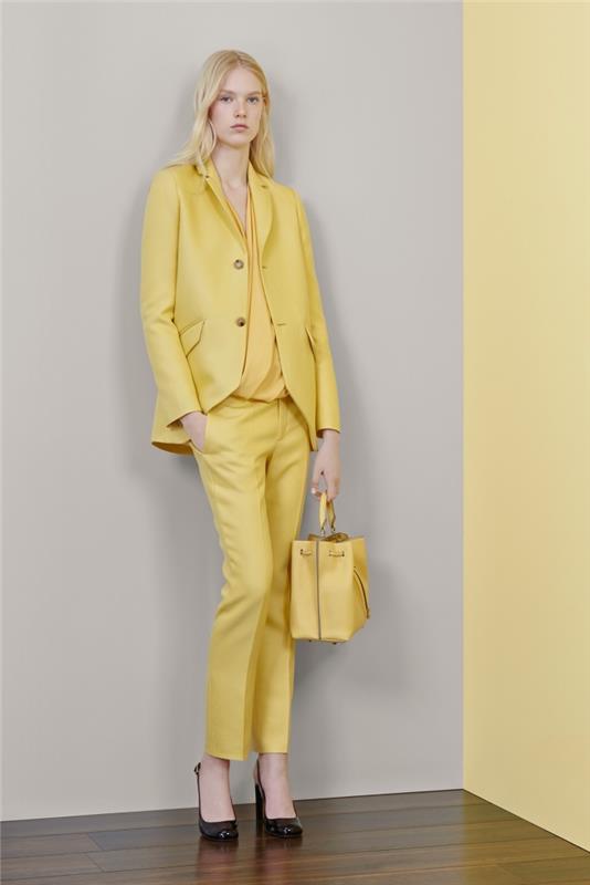 trendiga färger mode vår-sommar 2019, kvinnodräkt med skjorta och gul kavaj, modell av smala byxor kvinna