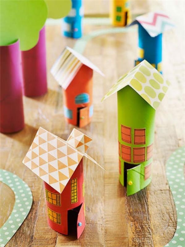 منازل خضراء وبرتقالية ، مصنوعة من ورق أسطواني ، أسقف ورقية ملونة ، ألعاب تعليمية قبل الحضانة