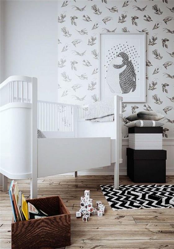 biela-tapeta-a-drevená podlaha-v-bielej-detskej izbe