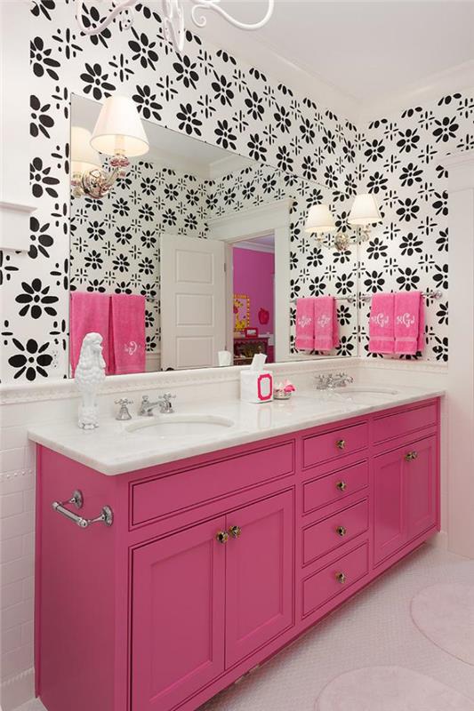 biela-kúpeľňa-tapeta-v-bielo-ružovom