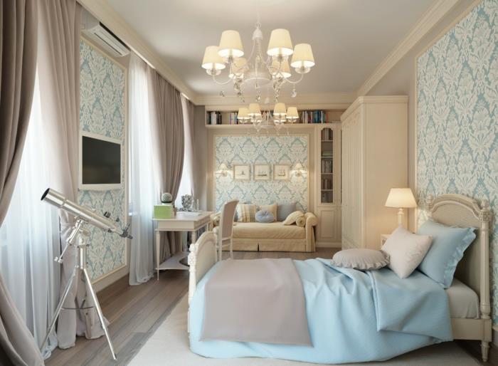 romantisk sovrumsinredning, barock taklampa, modern säng i barockstil, teleskop, barock tapeter