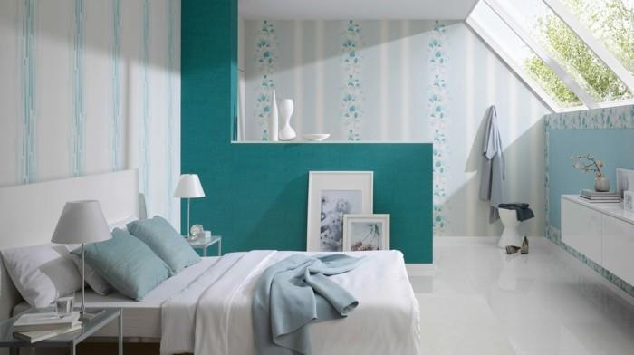 blå vuxen sovrum dekor, vit säng, sänglampor, glas sängbord, stort takfönster