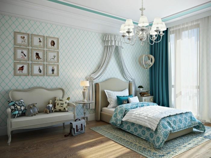 turkos sovrum, trägolv, stort fönster, vit och turkos sängklädsel