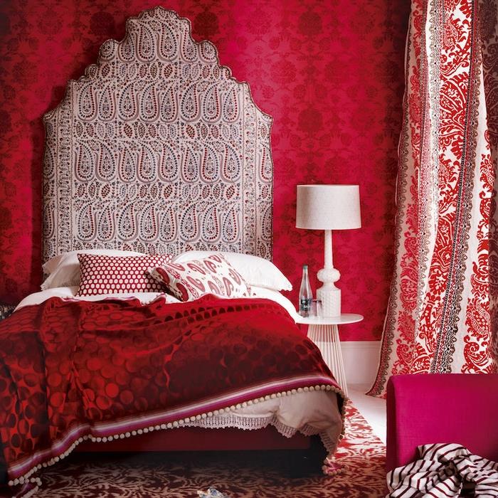 model tapety do spálne, barokový štýl, červená tapiséria na stenu, posteľná bielizeň, biele a červené závesy a koberec, fuschia kreslo