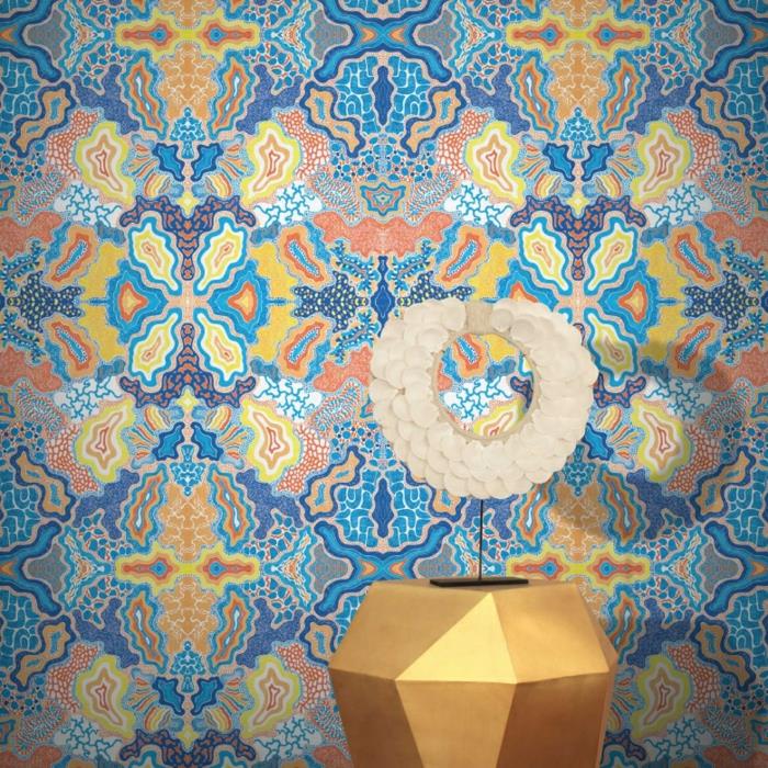 trompe l'oeil tapet med hallucinerande mönster, geometriska tapeter i turkosblått, orange, gult och indigoblått