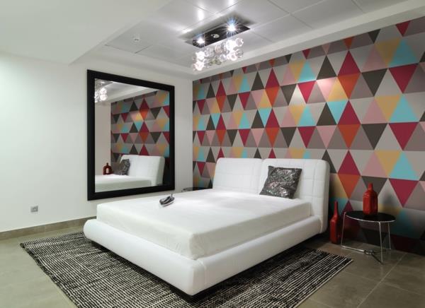 färgglada-grafiska-tapeter-i-sovrummet