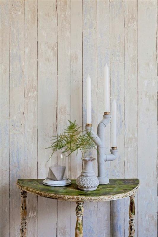 tapet imiterad panel i ljusgrå färg, grova trämönster, entré med bord i shabby chic stil, åldrad effekt i grönt och vitt, med hemlagad ljusstake från hydraulrör, liten vit vas
