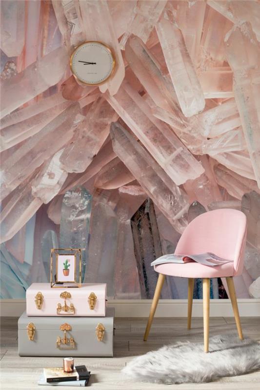 trompe l oeil tapet med rosa kristallmönster, två förvaringsstammar i pastellblått och vitt, stol i rosa och ljusa träben, grå parkett, liten vit fuskpälsmatta